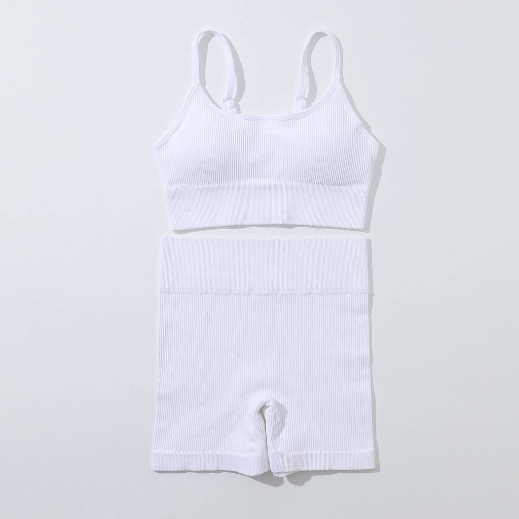 Conjunto deportivo europeo y americano de punto sin costuras para yoga, sujetador con tirantes y shorts para mujer.
