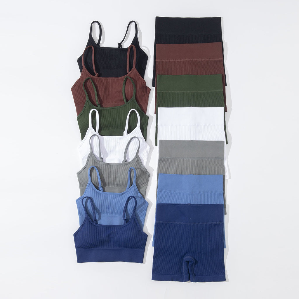 Conjunto deportivo europeo y americano de punto sin costuras para yoga, sujetador con tirantes y shorts para mujer.